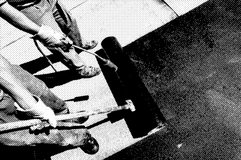Des ouvriers étalant une membrane d’étanchéité